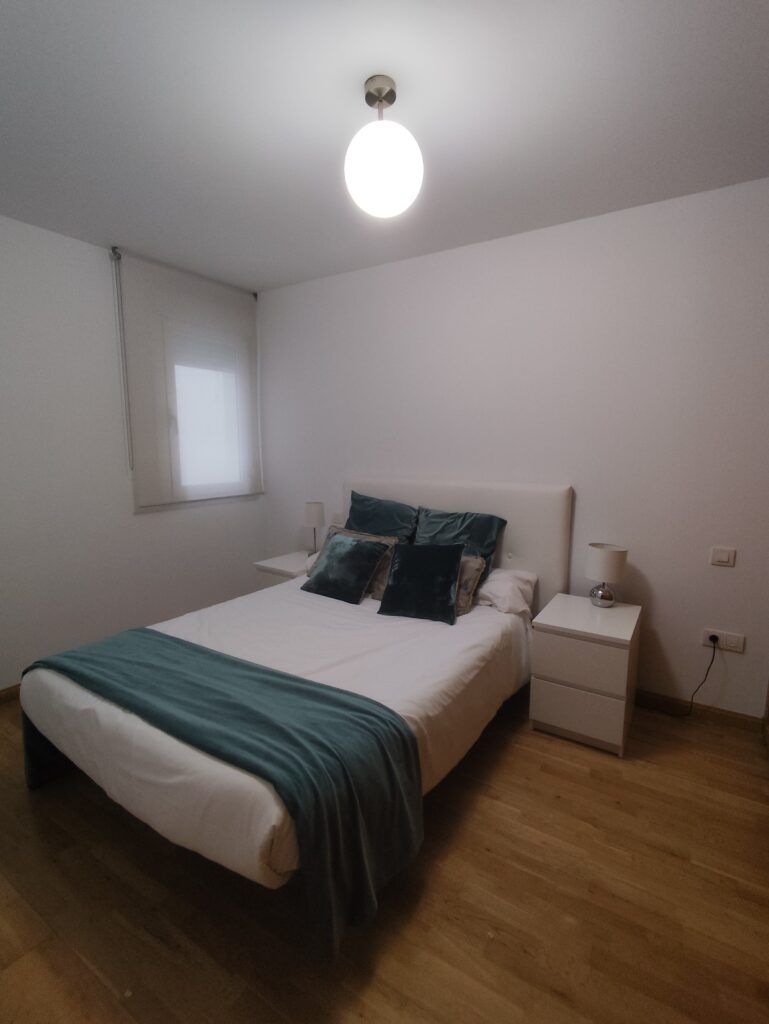 Habitación mal iluminada y fria