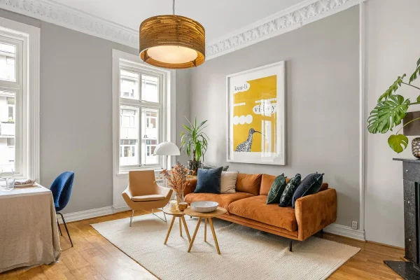 Revalorización de inmuebles Madrid. Amplio salón con decoración moderna y natural en Madrid.